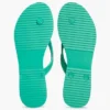Chinelo com monograma e detalhes em metal