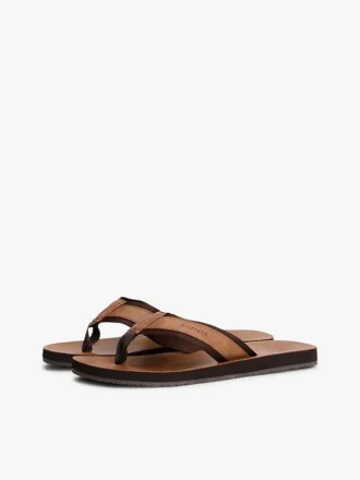 Chinelo com textura granulada