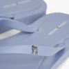 Chinelos com detalhes em monograma
