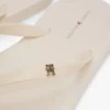 Chinelos com detalhes em monograma