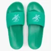 Chinelos de piscina com monograma bordado Chinelos de piscina com monograma bordado