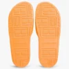 Chinelos de piscina com monograma bordado Chinelos de piscina com monograma bordado