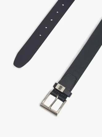 Cinto de couro texturado com fivela quadrada