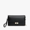 Clutch com aba granulada e fecho com monograma