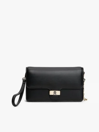 Clutch com aba granulada e fecho com monograma