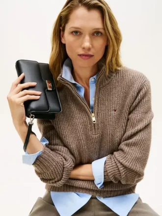 Clutch com aba granulada e fecho com monograma