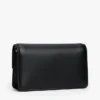 Clutch com aba granulada e fecho com monograma