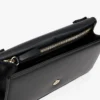 Clutch com aba granulada e fecho com monograma