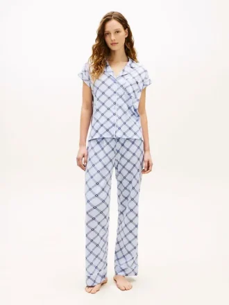 Conjunto de pijama com camisa de manga curta e calças