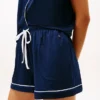 Conjunto de pijama com camisa e calções com acabamentos contrastantes