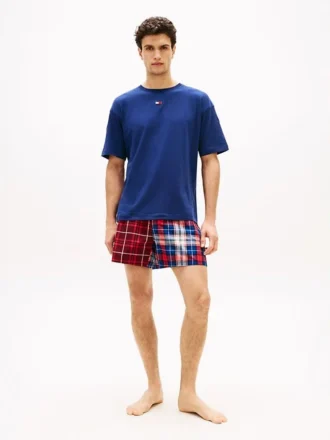 Conjunto de pijama com t-shirt e calções de tecido Conjunto de pijama com t-shirt e calções de tecido