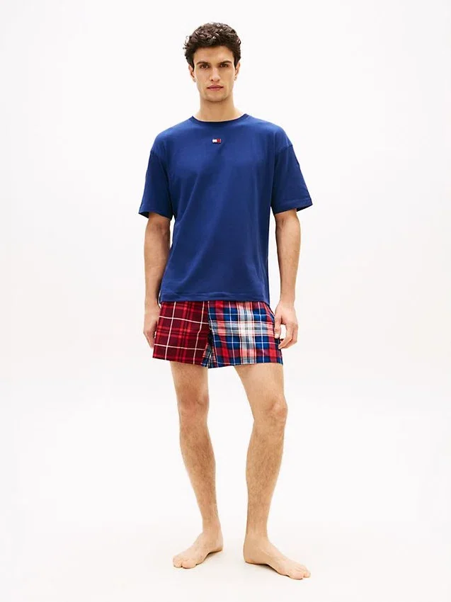 Conjunto de pijama com t-shirt e calções de tecido Conjunto de pijama com t-shirt e calções de tecido