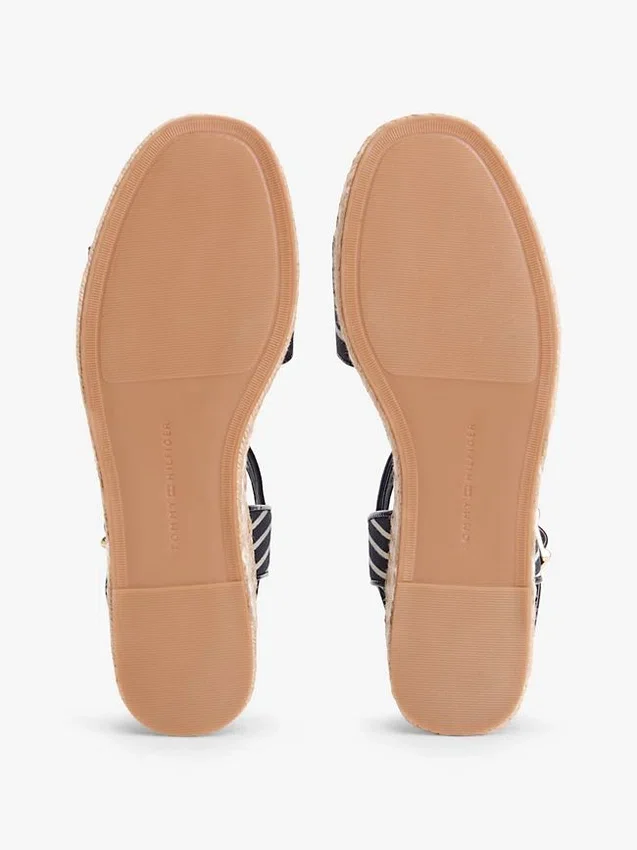 Espadrilha com cunha de plataforma e riscas bretãs Espadrilha com cunha de plataforma e riscas bretãs