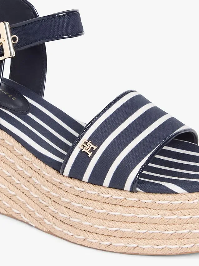 Espadrilha com cunha de plataforma e riscas bretãs Espadrilha com cunha de plataforma e riscas bretãs