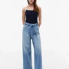 Jeans de cintura alta com cinto e perna larga Jeans de cintura alta com cinto e perna larga