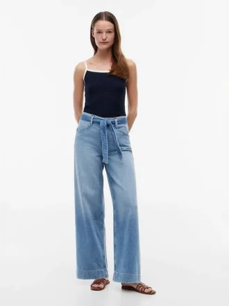Jeans de cintura alta com cinto e perna larga