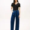 Jeans de cintura alta com cinto e perna larga Jeans de cintura alta com cinto e perna larga