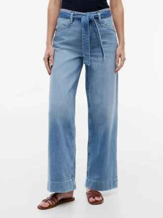 Jeans de cintura alta com cinto e perna larga