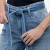 Jeans de cintura alta com cinto e perna larga Jeans de cintura alta com cinto e perna larga