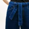 Jeans de cintura alta com cinto e perna larga Jeans de cintura alta com cinto e perna larga