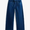 Jeans de cintura alta com cinto e perna larga Jeans de cintura alta com cinto e perna larga