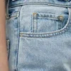 Jeans de cintura alta e corte cónico Jeans de cintura alta e corte cónico