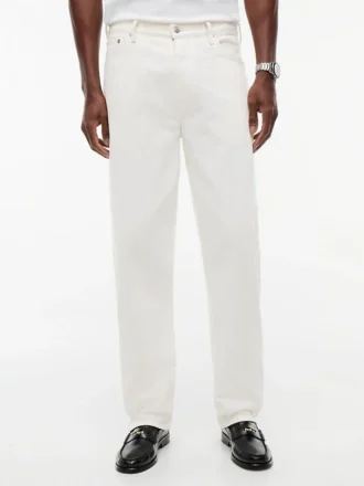 Jeans de corte largo tingidos na peça