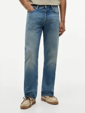 Jeans direitos e descontraídos
