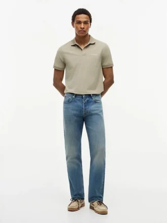 Jeans direitos e descontraídos