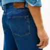 Jeans direitos e descontraídos Jeans direitos e descontraídos