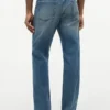 Jeans direitos e descontraídos Jeans direitos e descontraídos