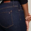 Jeans justos de cintura média com lavagem escura Jeans justos de cintura média com lavagem escura