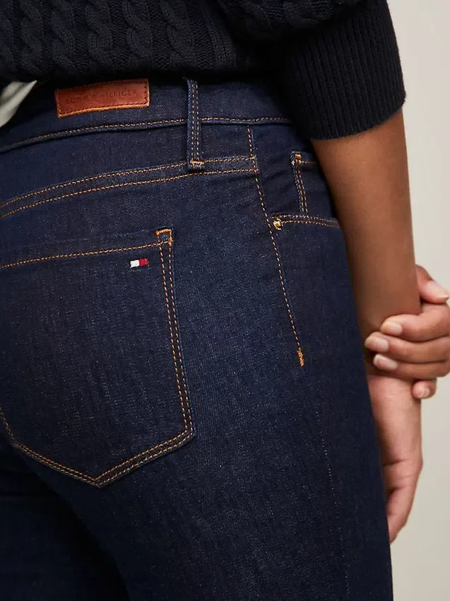 Jeans justos de cintura média com lavagem escura Jeans justos de cintura média com lavagem escura