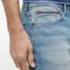 Jeans justos desbotados Jeans justos desbotados