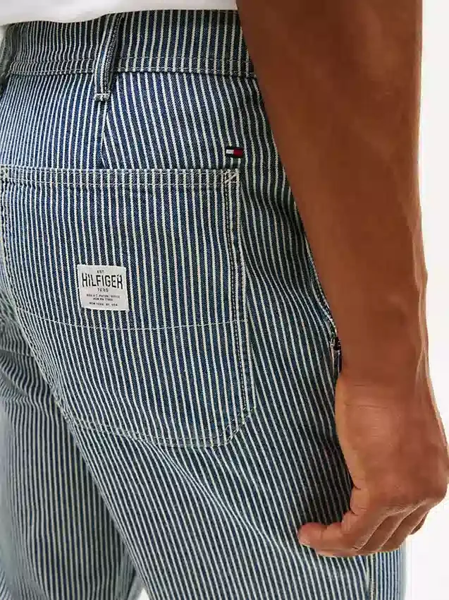 Jeans largos e retos com riscas ferroviárias Jeans largos e retos com riscas ferroviárias