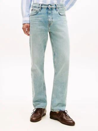 Jeans regulares e retos com efeito desgastado