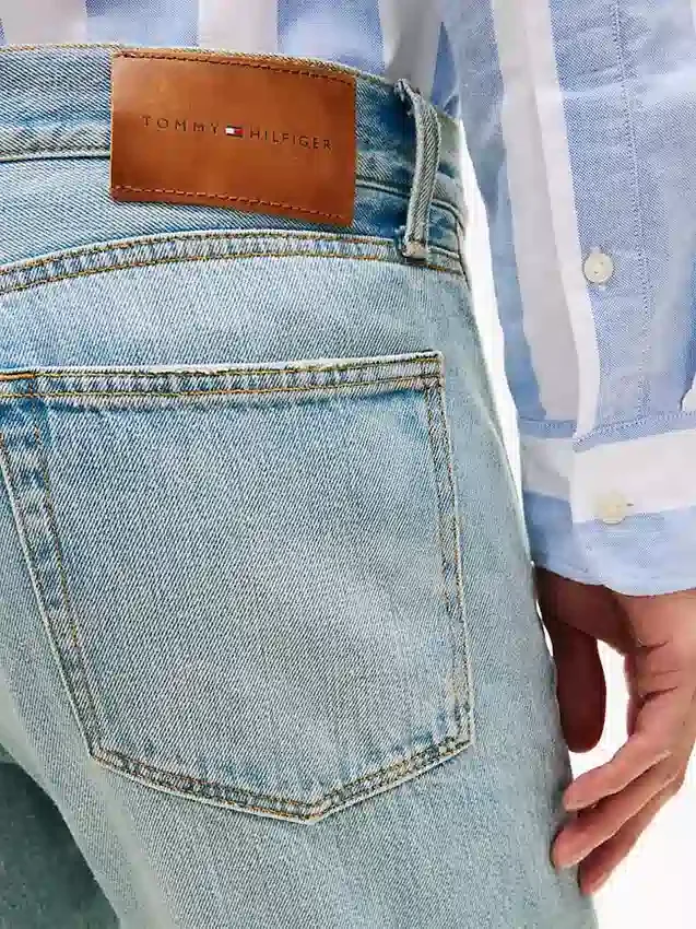 Jeans regulares e retos com efeito desgastado Jeans regulares e retos com efeito desgastado