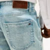 Jeans retos com lavagem descolorida para criança