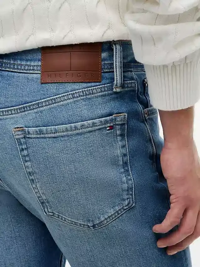 Jeans slim desbotados com elasticidade Jeans slim desbotados com elasticidade