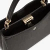 Mala tipo satchel média com fecho monograma Mala tipo satchel média com fecho monograma