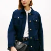 Mala tipo satchel média com fecho monograma Mala tipo satchel média com fecho monograma