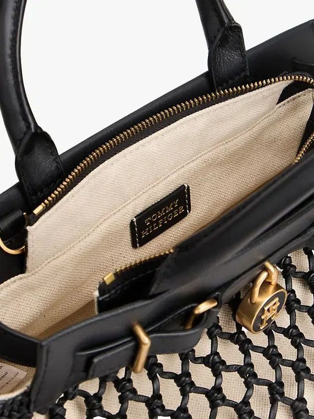 Mini-bolsa de couro com macramé Mini-bolsa de couro com macramé