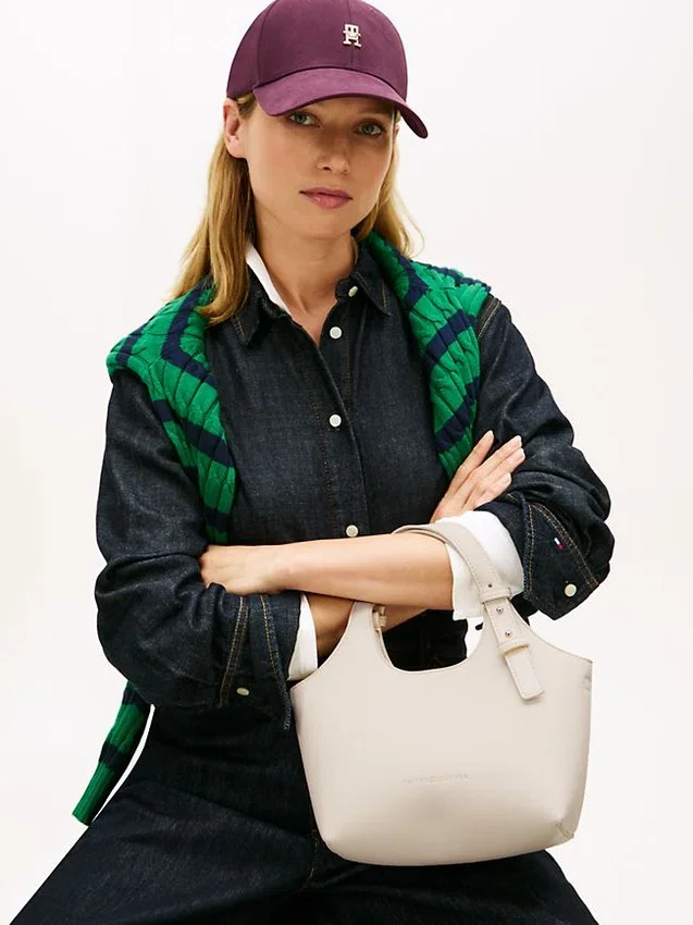 Mini-bolsa tipo tote com logótipo metálico e textura granulada Mini-bolsa tipo tote com logótipo metálico e textura granulada