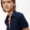 Mini-vestido polo de materiais mistos da Tommy Jeans Mini-vestido polo de materiais mistos da Tommy Jeans