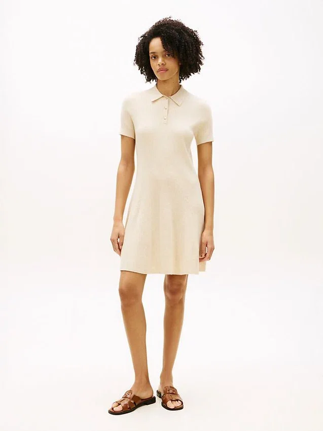 Mini-vestido polo em malha canelada com botões dourados Mini-vestido polo em malha canelada com botões dourados