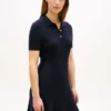 Mini-vestido polo em malha canelada com botões dourados Mini-vestido polo em malha canelada com botões dourados