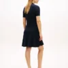 Mini-vestido polo em malha canelada com botões dourados Mini-vestido polo em malha canelada com botões dourados
