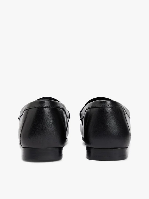 Mocassim de couro com elos de corrente Mocassim de couro com elos de corrente
