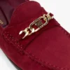 Mocassins de camurça com elos de corrente Mocassins de camurça com elos de corrente