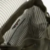 Mochila com aba em camurça